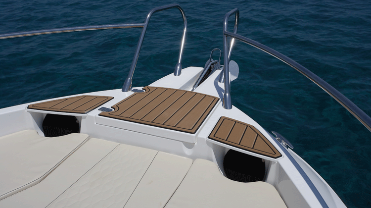 Safe and easy bow access with standard bow pulpit and concealed location for optional windlass